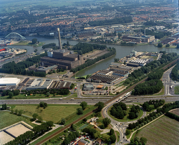 844636 Luchtfoto van een gedeelte van het bedrijventerrein Lage Weide te Utrecht, uit het zuidwesten. Op de voorgrond ...